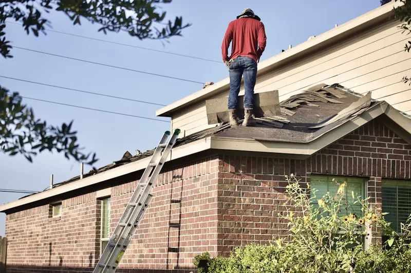 Professional roofer working on a residential roof in Freyco